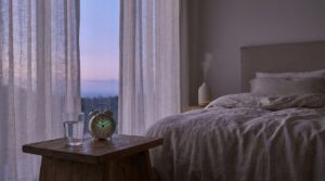 Ett glas vatten på sängbord vid sänggåendet illustrerar vikten av rätt timing för vätskeintag