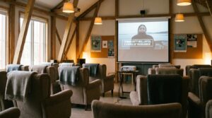 En biosittning i en lokal med tomma stolar inför en filmvisning om hälsa och demens