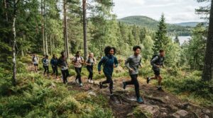 Ungdomar deltar i utomhusaktiviteter i naturen för att främja hälsa och välbefinnande