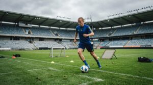 Fotbollsspelare tränar på grönt gräsplan under försäsongen